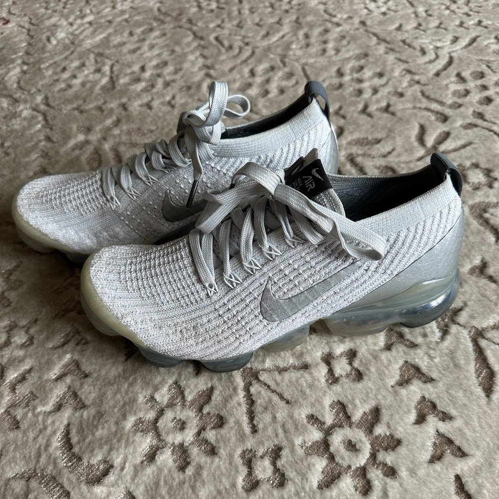 Grey women’s Nike vapor max excellent condition retail $210